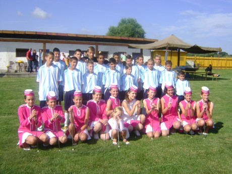 mazoretky a futbalisti.JPG
